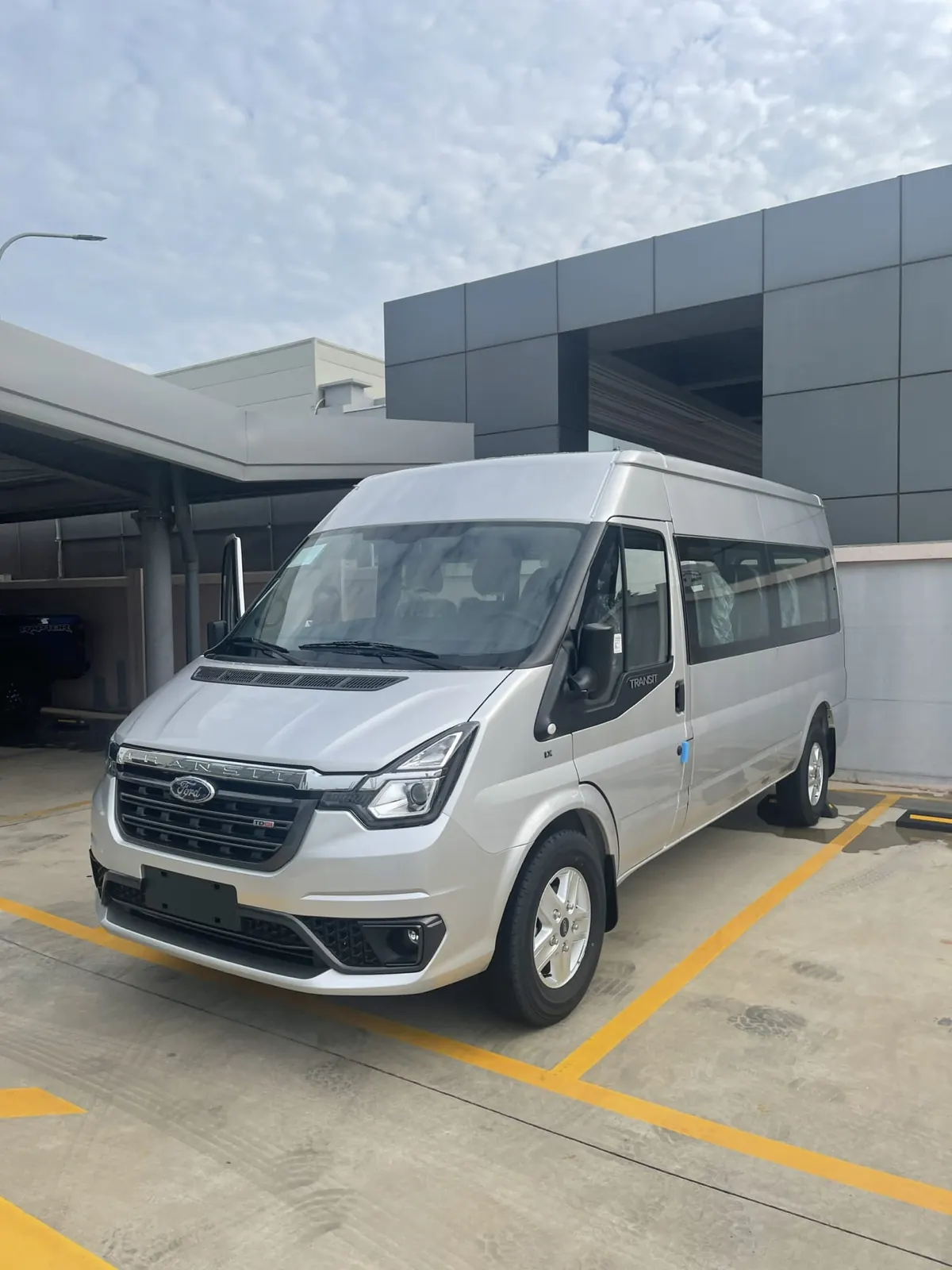Xe du lịch Ford Transit: Sự lựa chọn hoàn hảo cho chuyến đi của bạn
